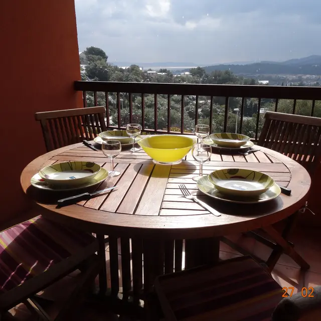 Sous la loggia, vous profiterez de la vue sur la mer et les îles d’Or, au calme, proche des plages_Terrasse-des-lavandières_Bormes-les-mimosas.
