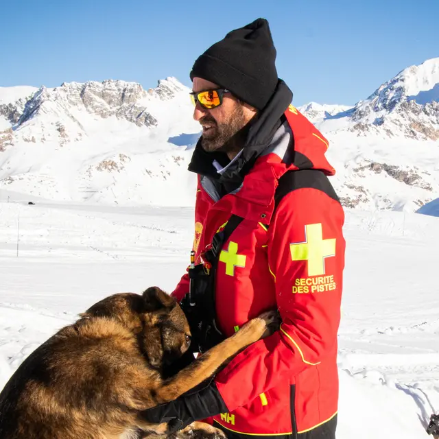 Pisteur de Val d'Isère et son chien d'avalanche