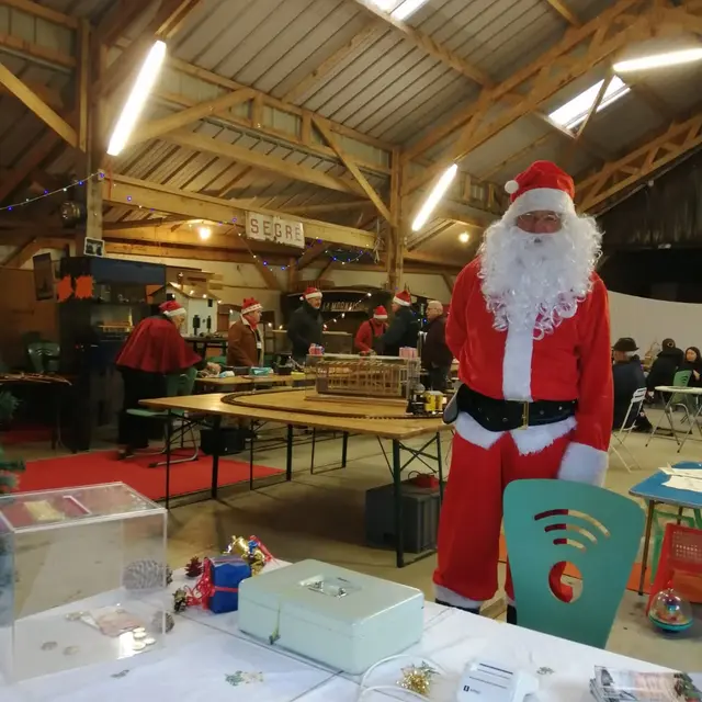 le Père Noël attend les enfants