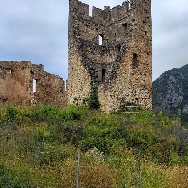 Autour du château de Miglos