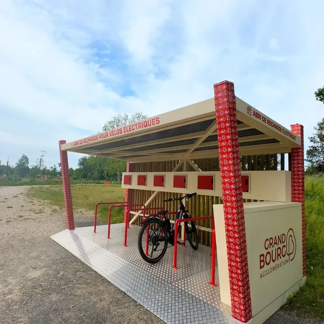Borne de recharge électrique pour Vélo à Assistance Électrique à la Plaine Tonique_Malafretaz