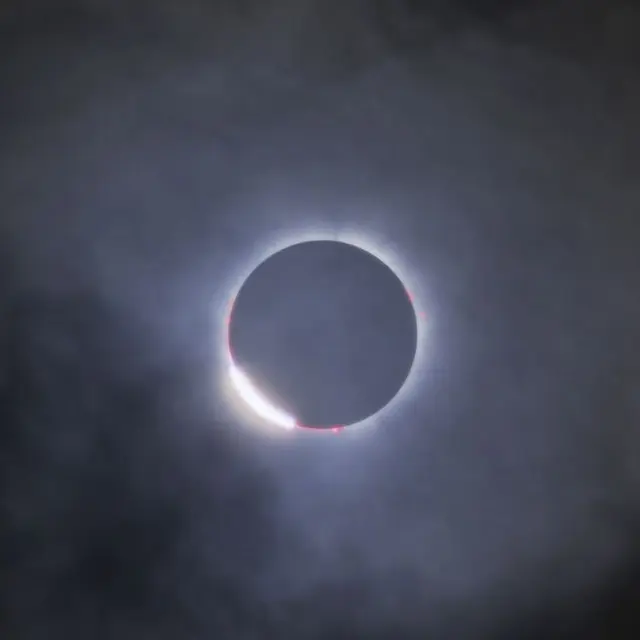 Distribution de lunettes pour l'observation de l'éclipse solaire_Les Orres