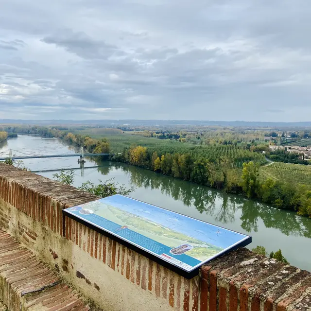 Point de vue Place du Château_Auvillar