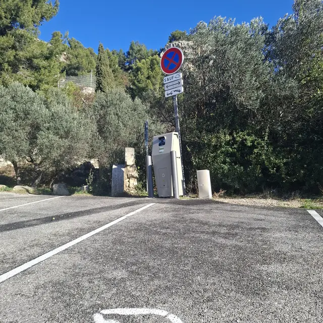 Borne de Recharge vé icule éléctrique_Les Baux-de-Provence