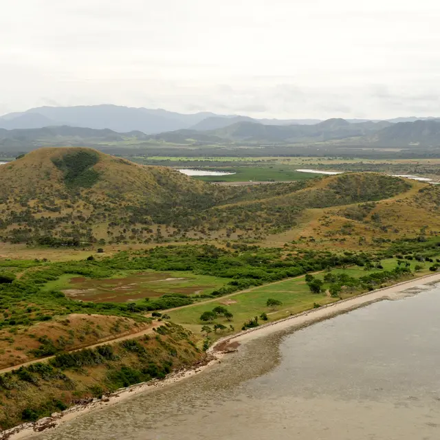 1_Plage de Pique Nique (au sud de presqu'ile Ouano) Vue d'hélico.JPG