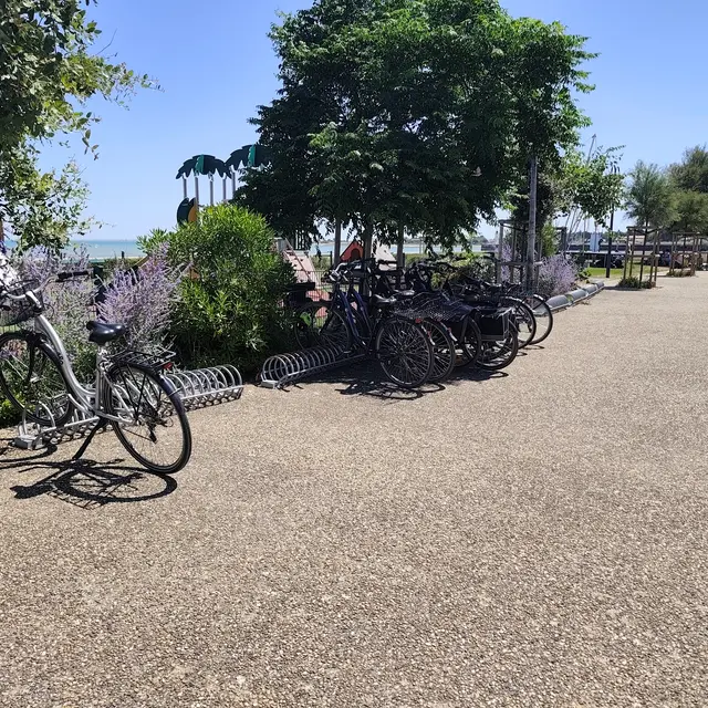 Parking vélos - cours Eugène Chauffour_La Flotte