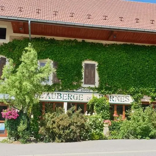 DEVANT L'AUBERGE