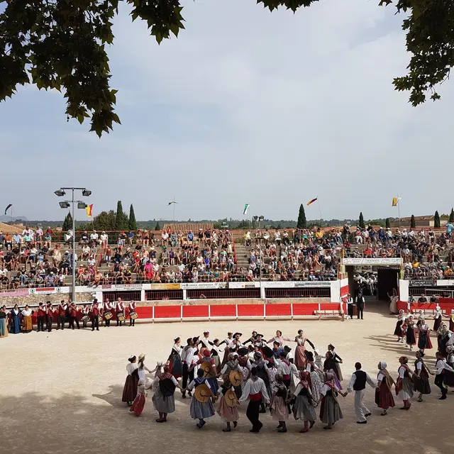 Arènes André Blanc à Mouriès Farandole sur la piste