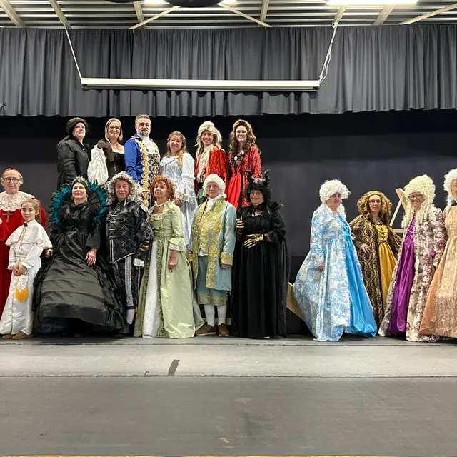 Une partie de la troupe en costumes