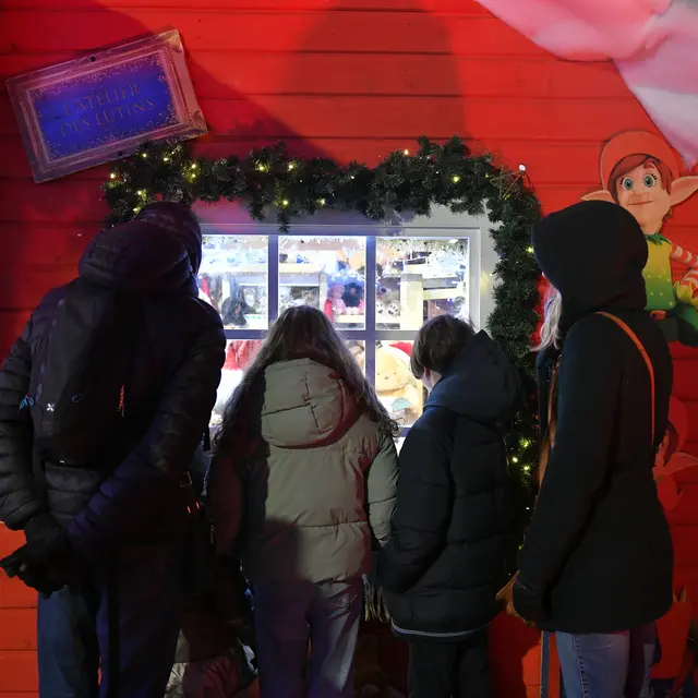 Séance photos avec le Père Noël et son lutin et déambulation féérique_Saint-Étienne