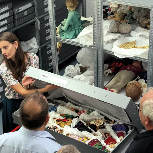 Visite des réserves de la collections de poupées