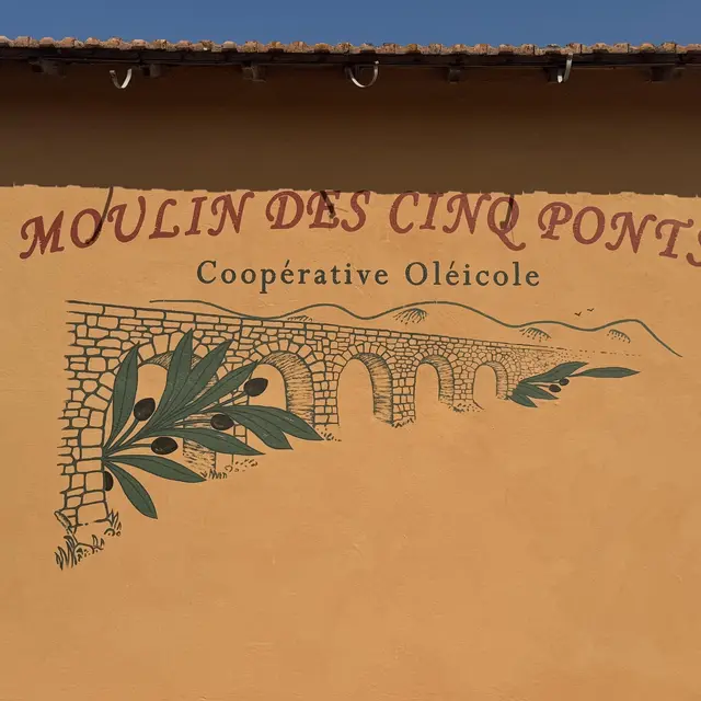 La façade rénovée du Moulin des Cinq Ponts à Cuers