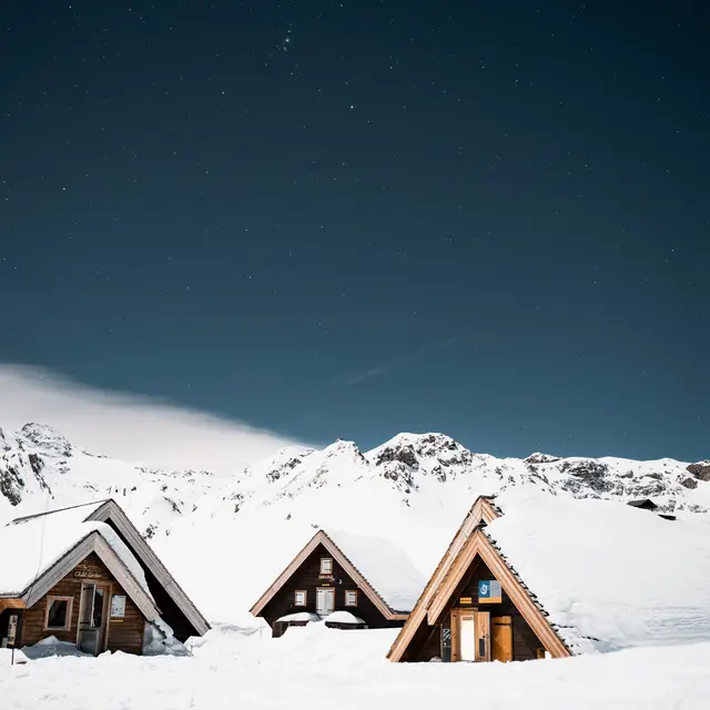 Le refuge du Fond des Fours sous la neige en hiver la nuit