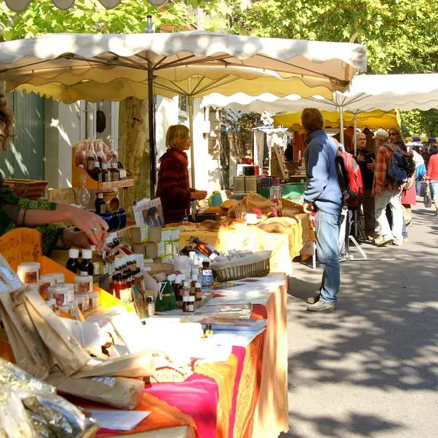 Marché du mardi matin à Val Buëch Méouge