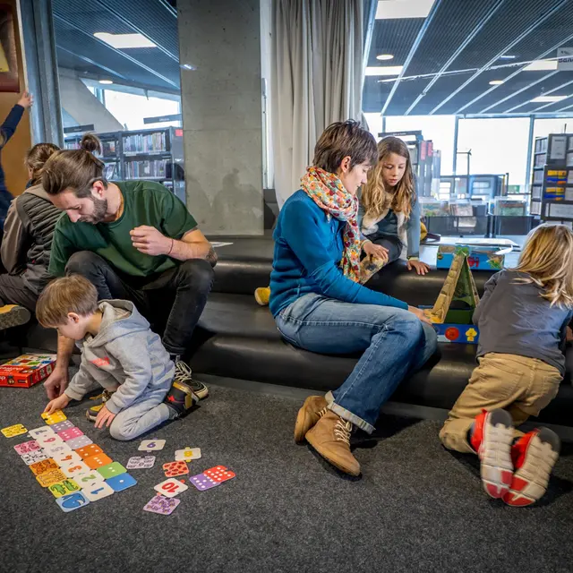 A petits petons, à pas de géant : des jeux et histoires pour grandir ensemble !_Annecy