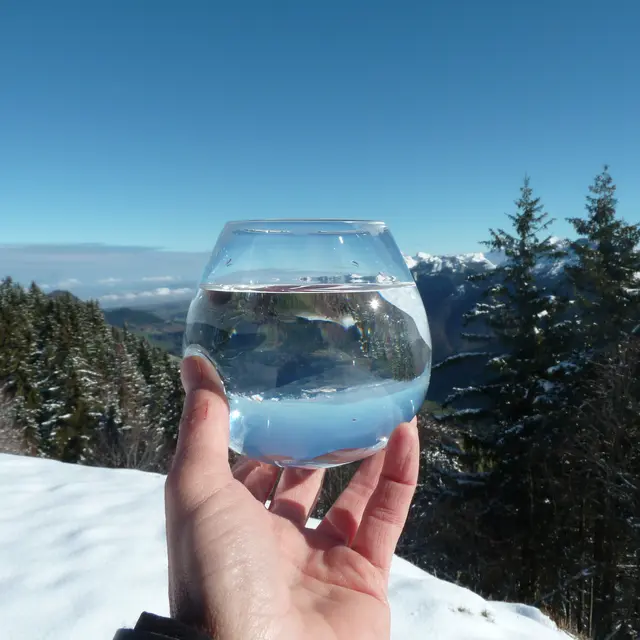 Verre d'eau avec en arrière plan la rive française du Léman