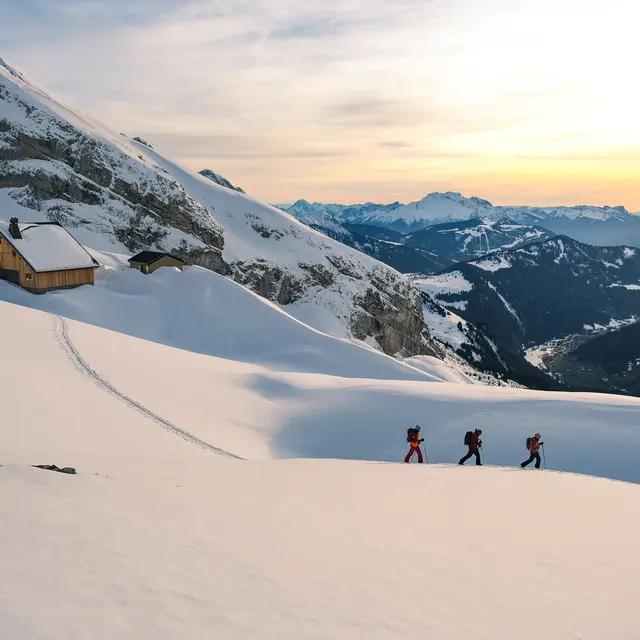 Ski de randonnée au coucher de soleil