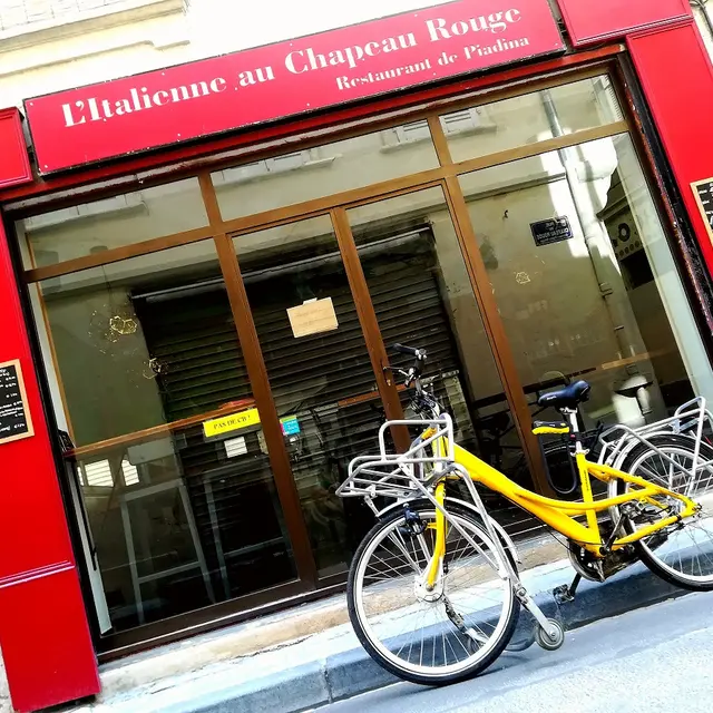 L'Italienne au Chapeau Rouge