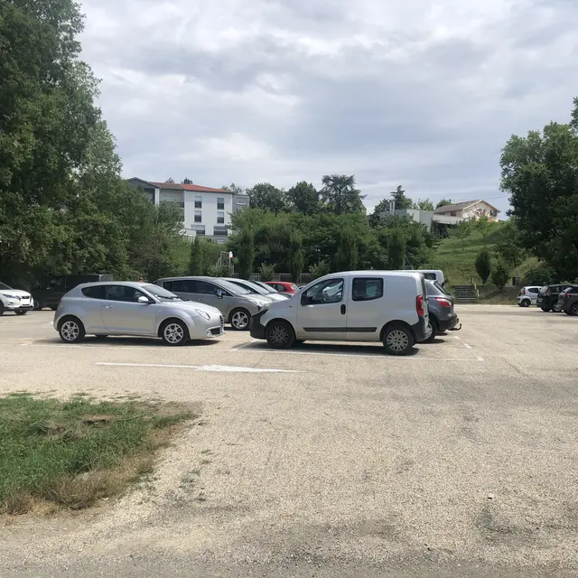 Parking à l'entrée de la Vallée des Loisirs_Lafrançaise