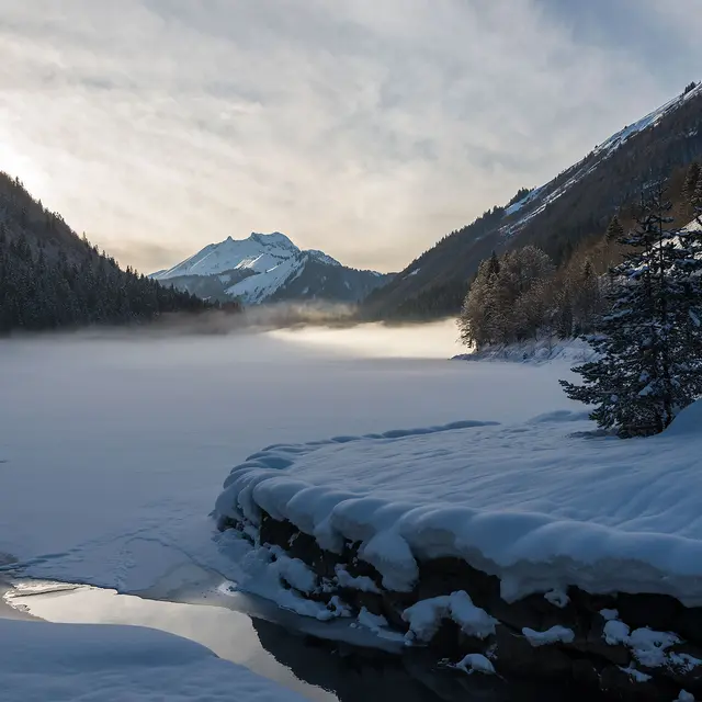Lac de Montriond sous la neige