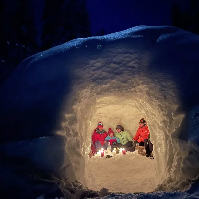 Fondue dans l'igloo avec Igloo Raquettes_Les Carroz-d'Arâches