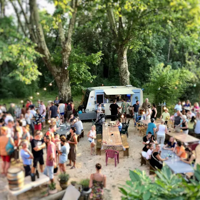Dégustation de vins nature des environs, suivie d'un concert des vignerons eux-mêmes, juillet 2023