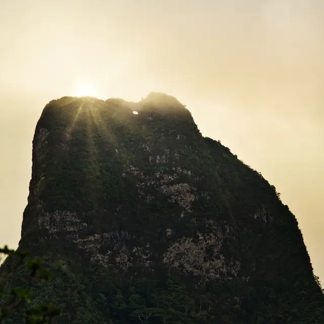 Montagne Percée (Mou'a Puta ou Mou'a Tapu) - Tahiti Tourisme