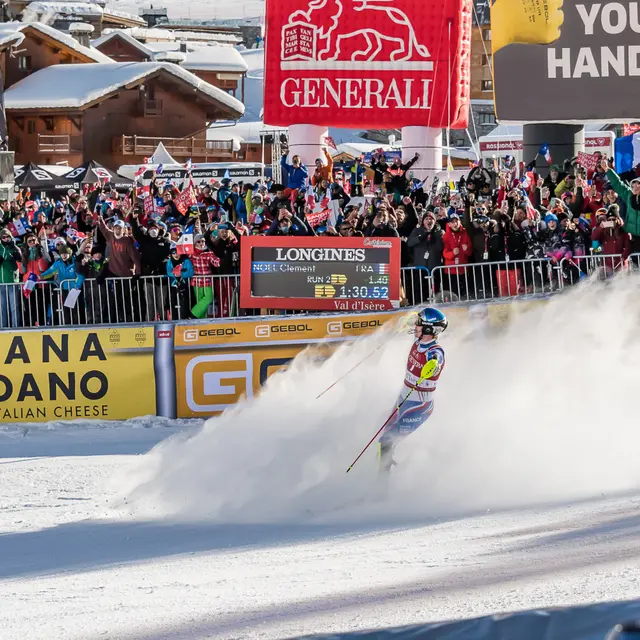 Skieur à l'arrivée du Critérium de la Première Neige à Val d'Isère