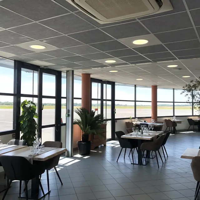 Salle de notre restaurant avec vue sur les pistes de l'aéroport