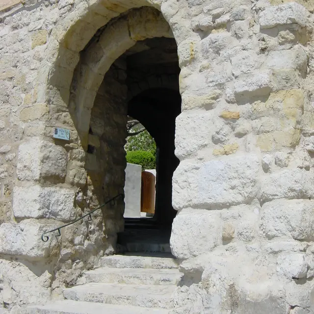 Porte de Bassac et vestiges de remparts_Fuveau