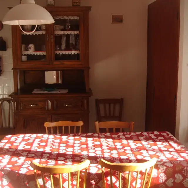 séjour avec table et chaises