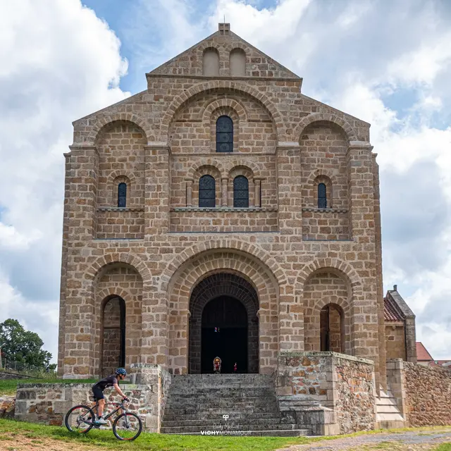 Vue de l'église à  Châtel-Montagne