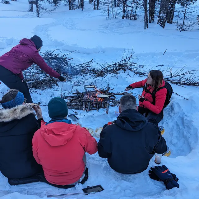 En terrain connu : Balade raquette et raclette cuite sur le feu de bois dans la neige