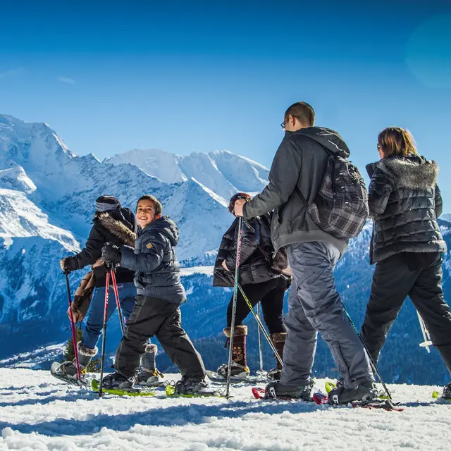 Raquettes en famille vue Mont Blanc