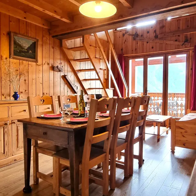 Salon avec table à manger