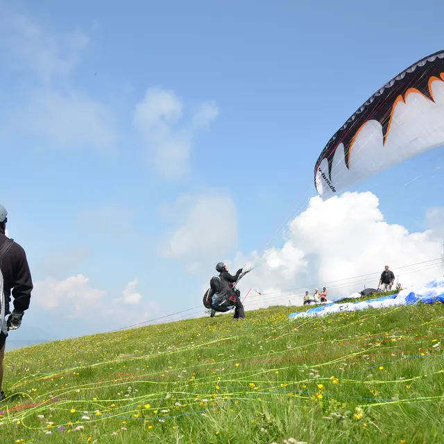 Parapente en montagne en été