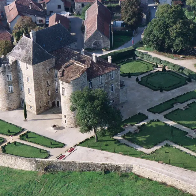 vue aerienne du chateau de la reine margot