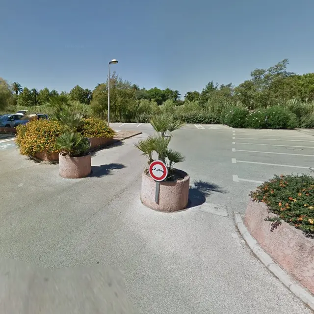 Parking rue des Dauphins à La Londe les Maures
