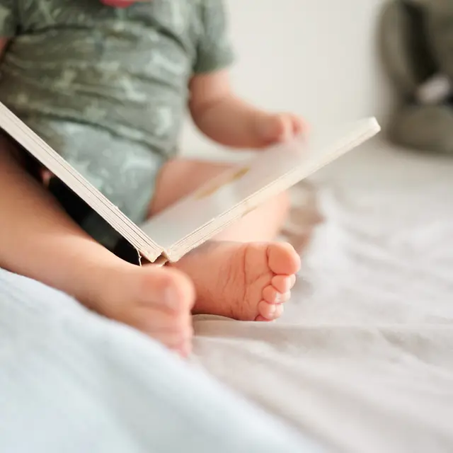 Bébé bouquine_Panissières