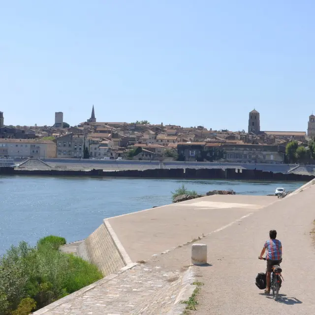 Arrivée à vélo sur Arles dans lesBouches-du-Rhône