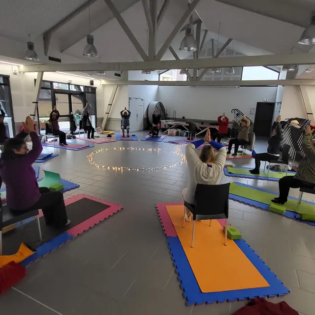 Yoga doux sur chaise et Hatha Yoga avec Chrystel