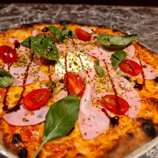 Es’cal_Peyrolles-en-Provence