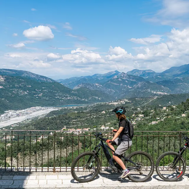 Aspremont - Cyclistes et vue sur la vallée du Var