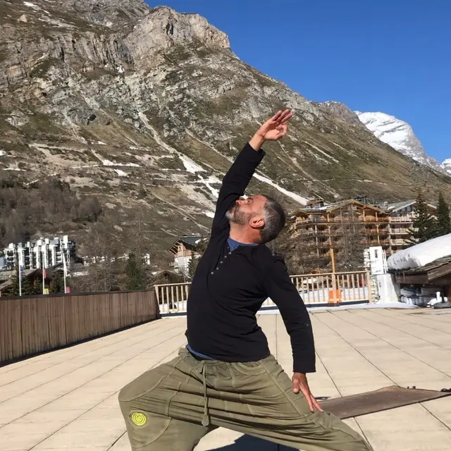 Posture yoga en extérieur - Val d'Isère