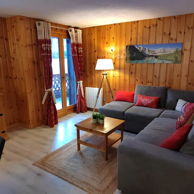 Espace salon avec porte-fenêtre sur jardin