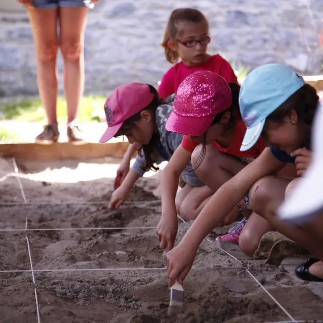 Groupe d'enfants lors d'un atelier fouille archéologique