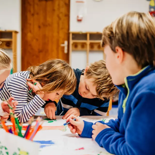 Enfants entrain de faire du dessin  - Chalet des Aiglons centre de loisirs à Val d'Isère