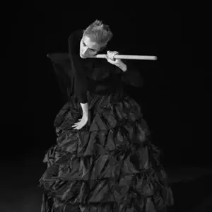 Le balai du jupon noir_Nice