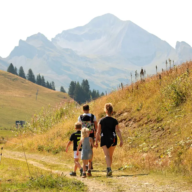 Randonneurs face au Mont Charvin