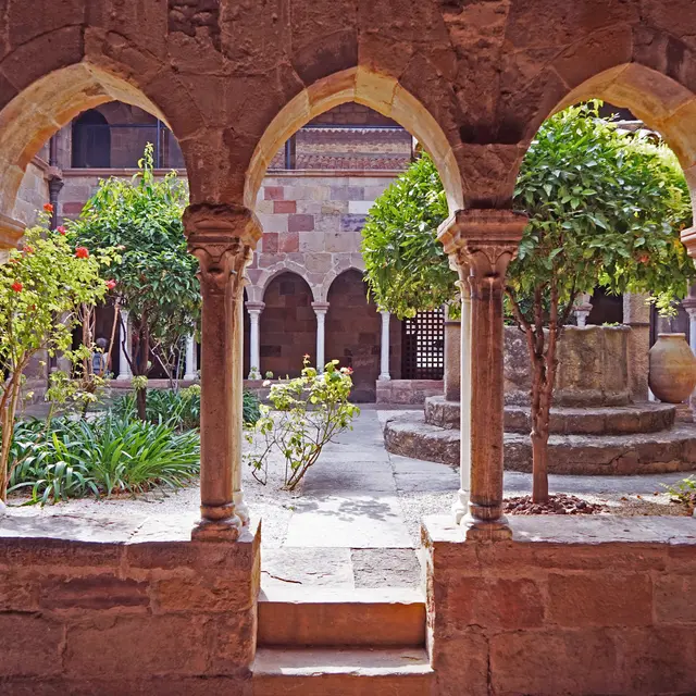 Enigmes au cloître de la cathédrale de Fréjus !